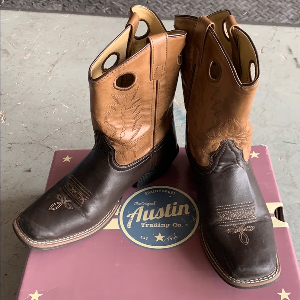 Youth boots size 6 medium